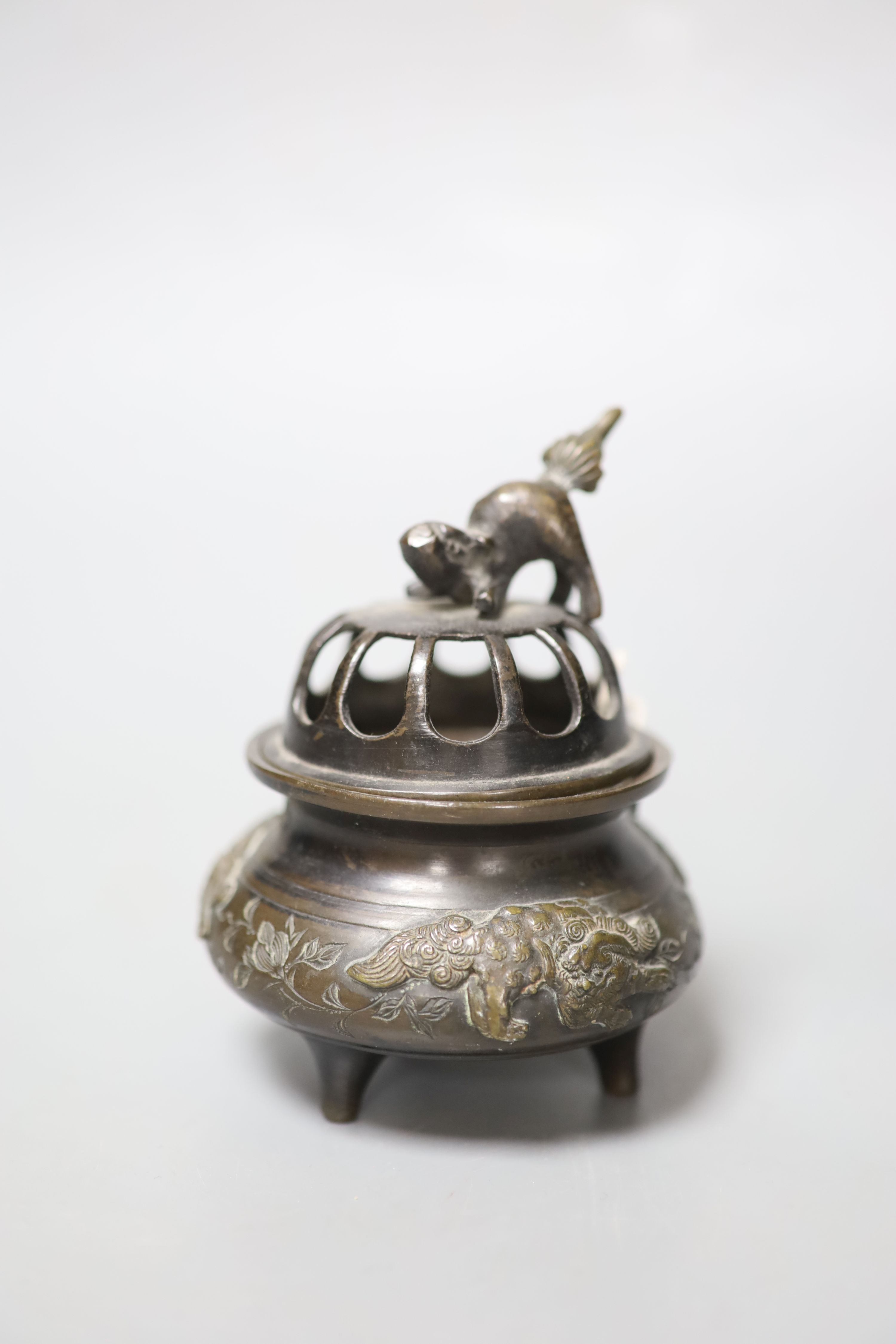 A Chinese bronze gu vase, 17th/18th century and a koro and cover, tallest 16cm